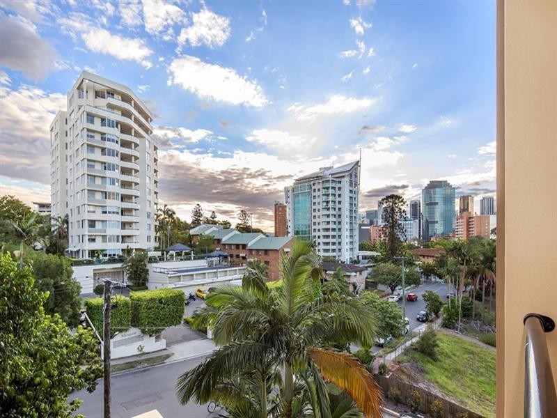64 Lambert Street, Kangaroo Point QLD 4169