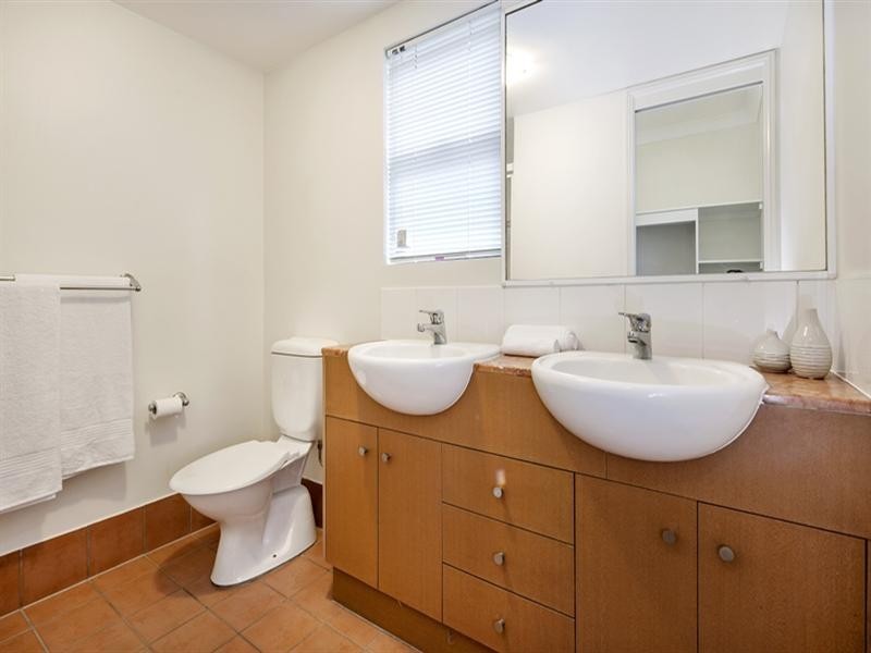 64 Lambert Street, Kangaroo Point QLD 4169