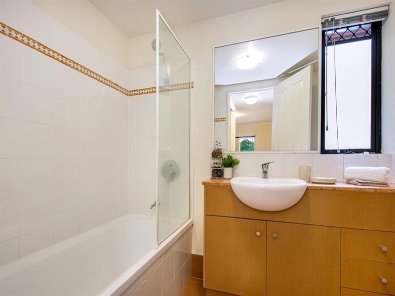 64 Lambert Street, Kangaroo Point QLD 4169