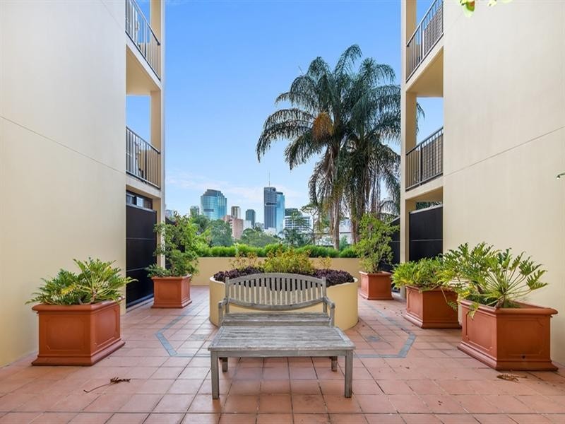 64 Lambert Street, Kangaroo Point QLD 4169