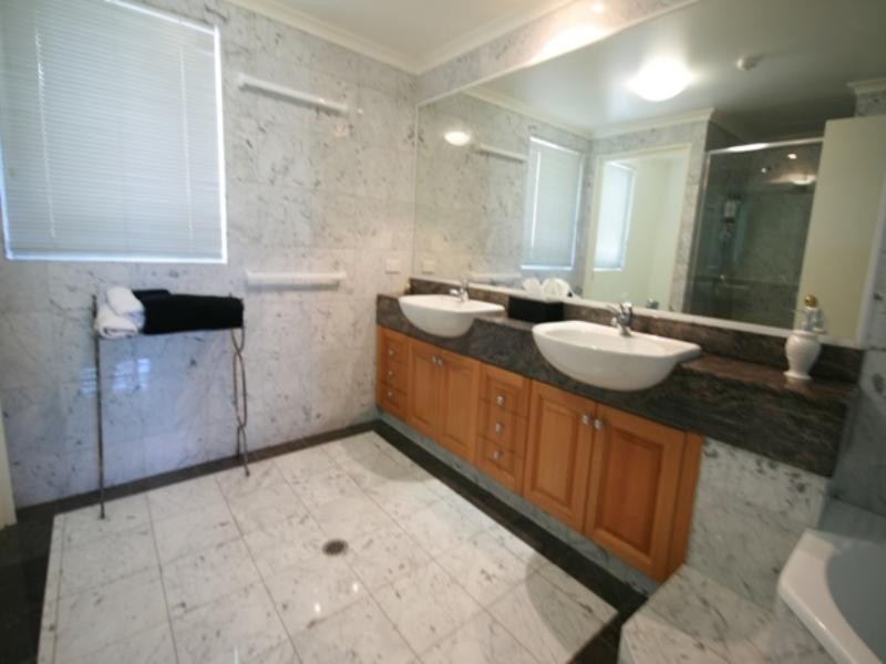 8 Goodwin Street, Kangaroo Point QLD 4169