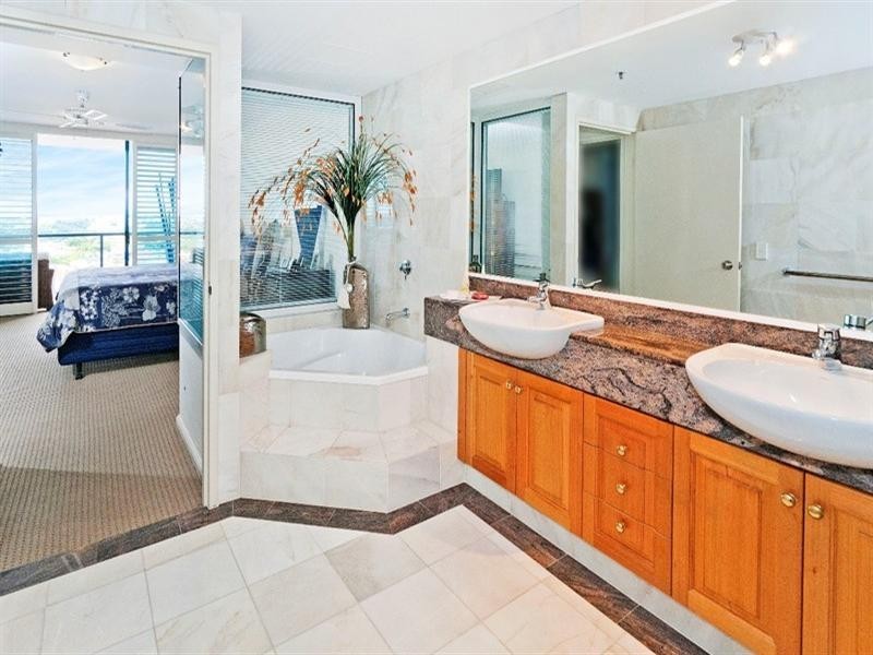 2 Goodwin Street, Kangaroo Point QLD 4169