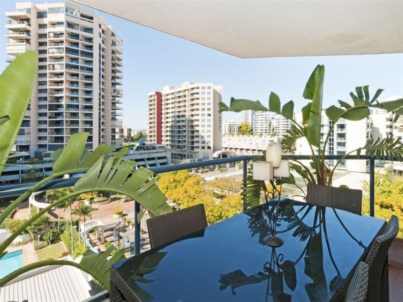 27/45 Deakin Street, Kangaroo Point QLD 4169