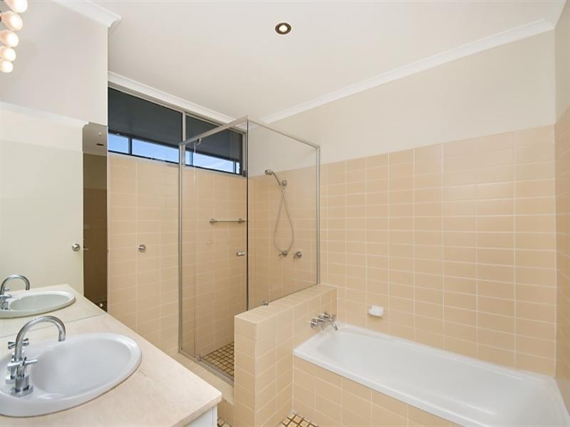 19 Ellis Street, Kangaroo Point QLD 4169