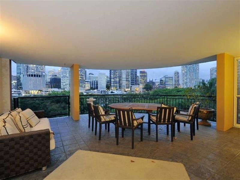 16 MacDonald Street, Kangaroo Point QLD 4169