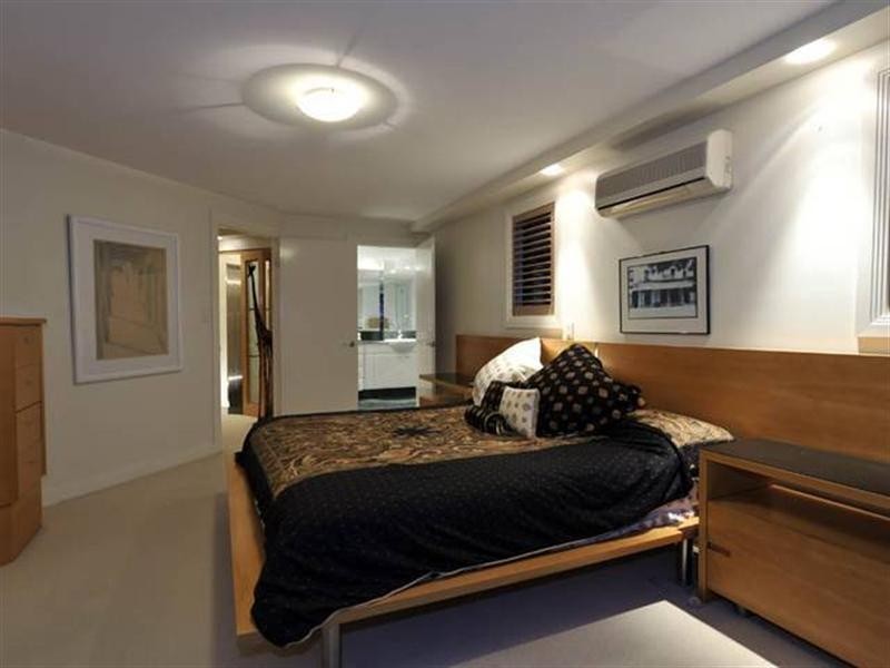 16 MacDonald Street, Kangaroo Point QLD 4169