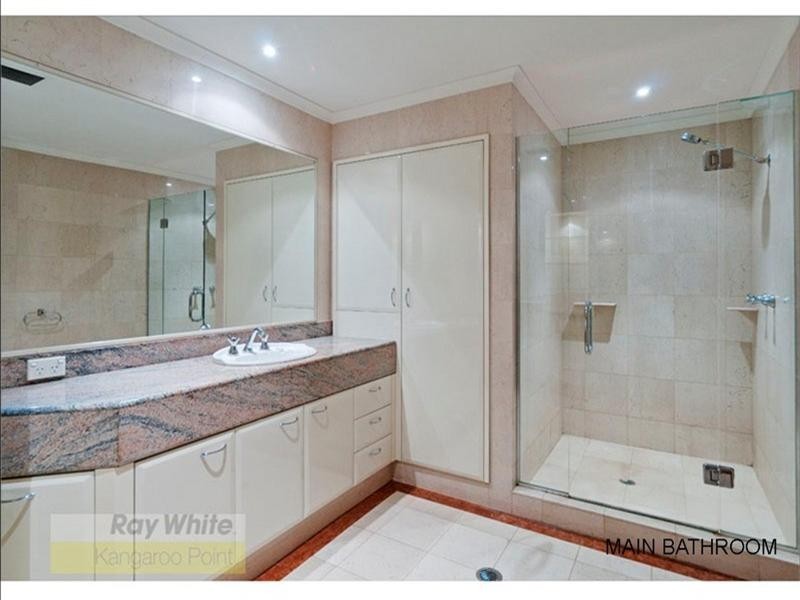 8 Goodwin Street, Kangaroo Point QLD 4169