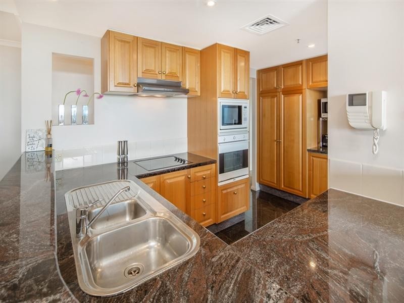 8 Goodwin Street, Kangaroo Point QLD 4169