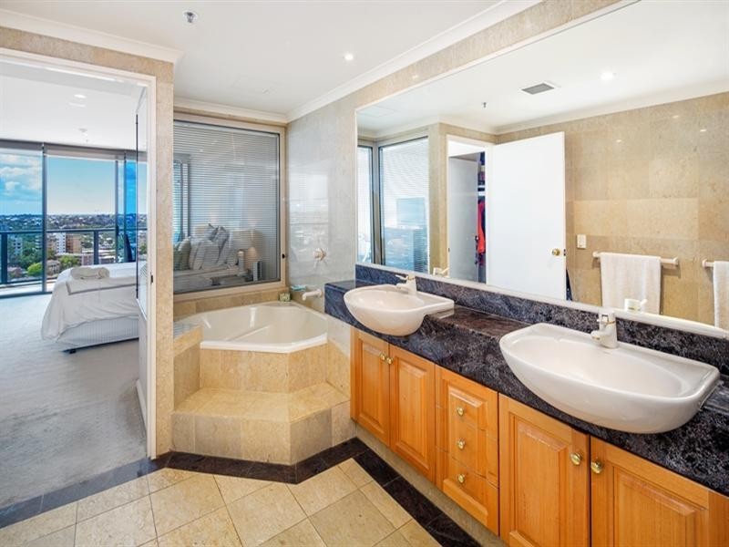 8 Goodwin Street, Kangaroo Point QLD 4169