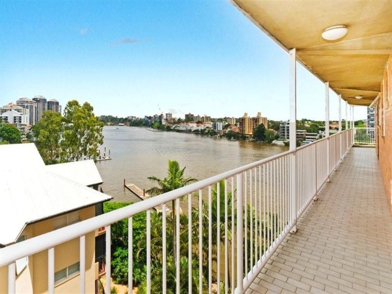 64 Thorn Street, Kangaroo Point QLD 4169