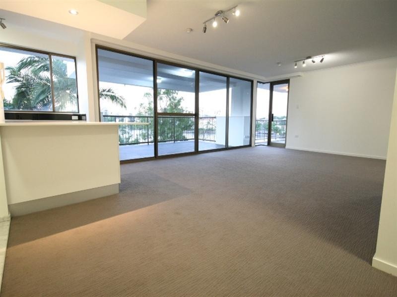 77 Cairns Street, Kangaroo Point QLD 4169