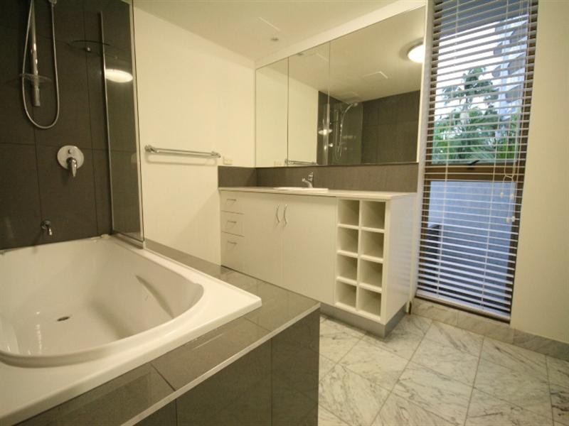 77 Cairns Street, Kangaroo Point QLD 4169