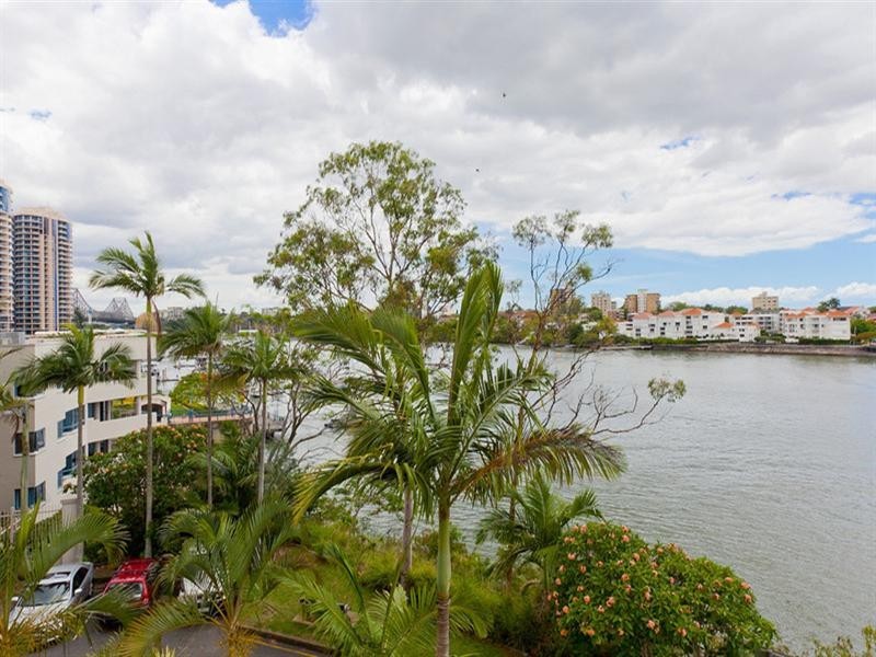 77 Cairns Street, Kangaroo Point QLD 4169
