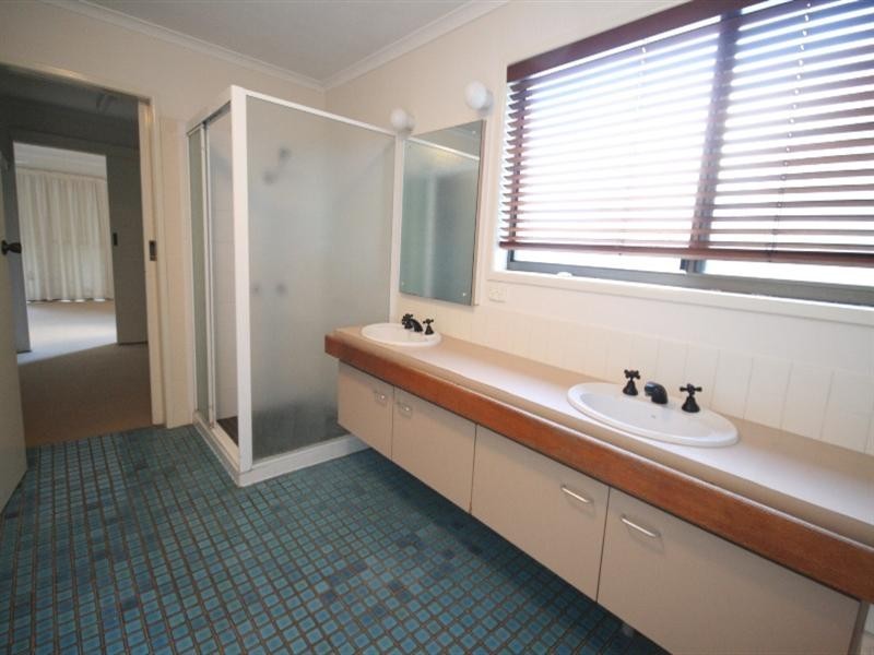 16 Sisley Street, St Lucia QLD 4067