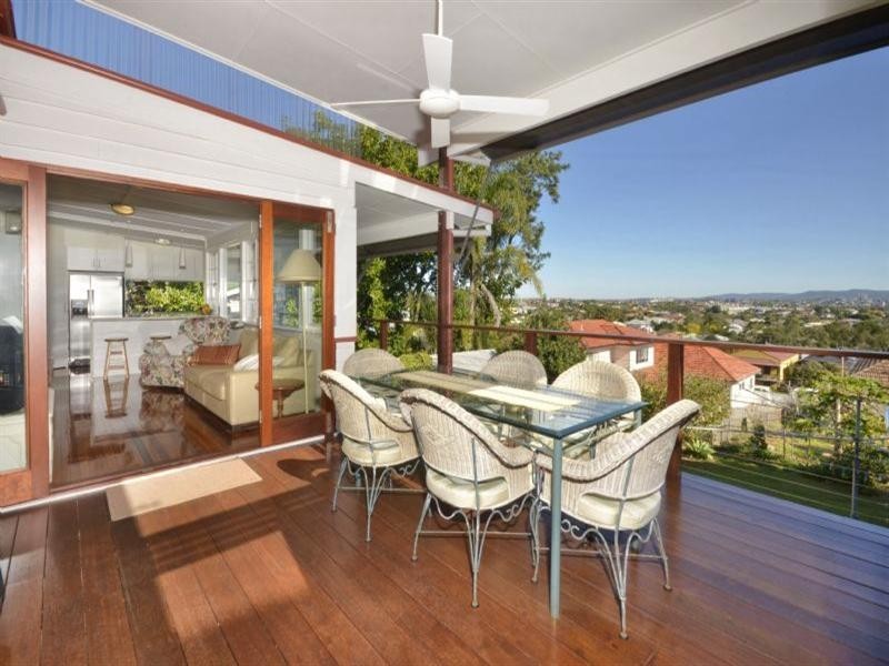 27 Sylvia Street, Camp Hill QLD 4152