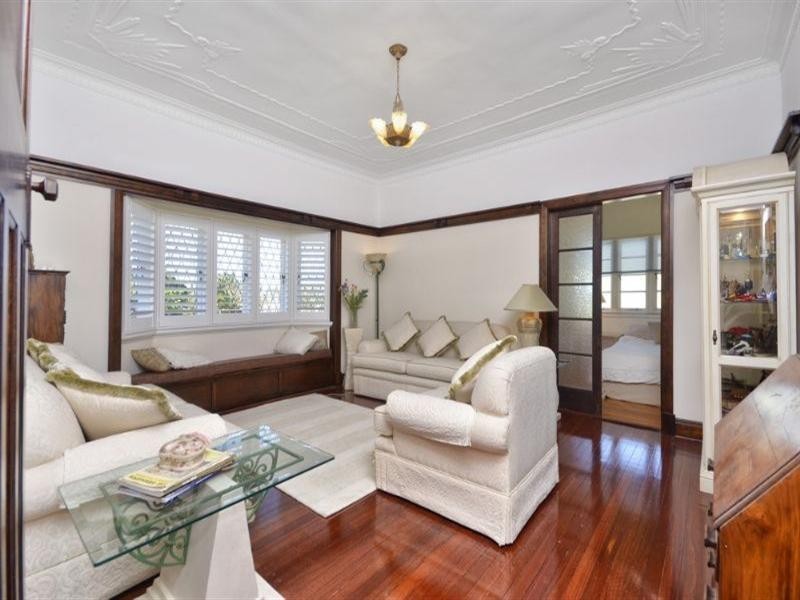 27 Sylvia Street, Camp Hill QLD 4152