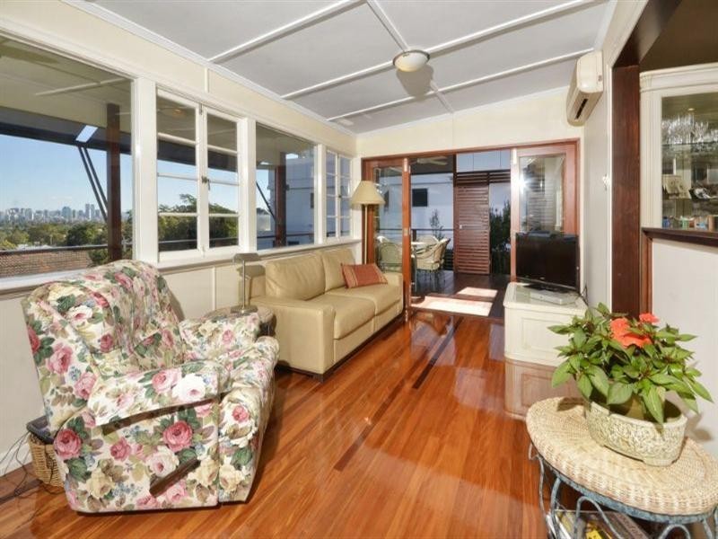 27 Sylvia Street, Camp Hill QLD 4152