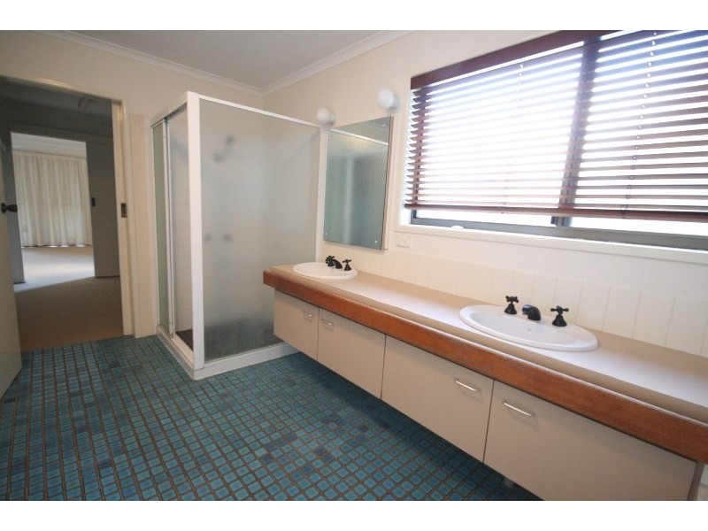 16 Sisley Street, St Lucia QLD 4067