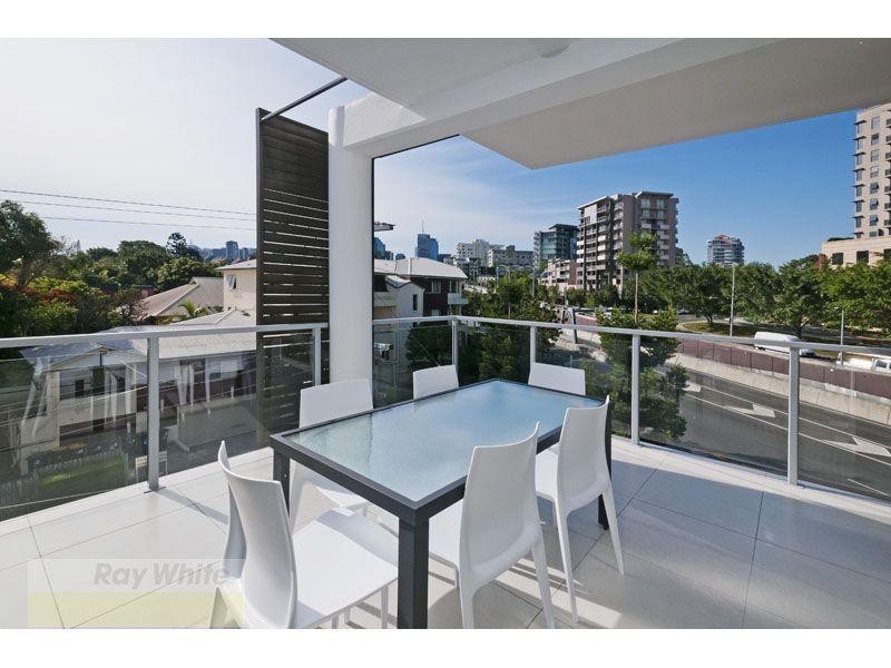24 Rawlins Street, Kangaroo Point QLD 4169