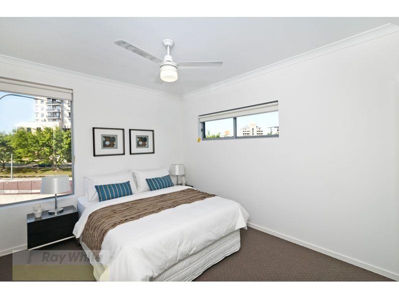 24 Rawlins Street, Kangaroo Point QLD 4169