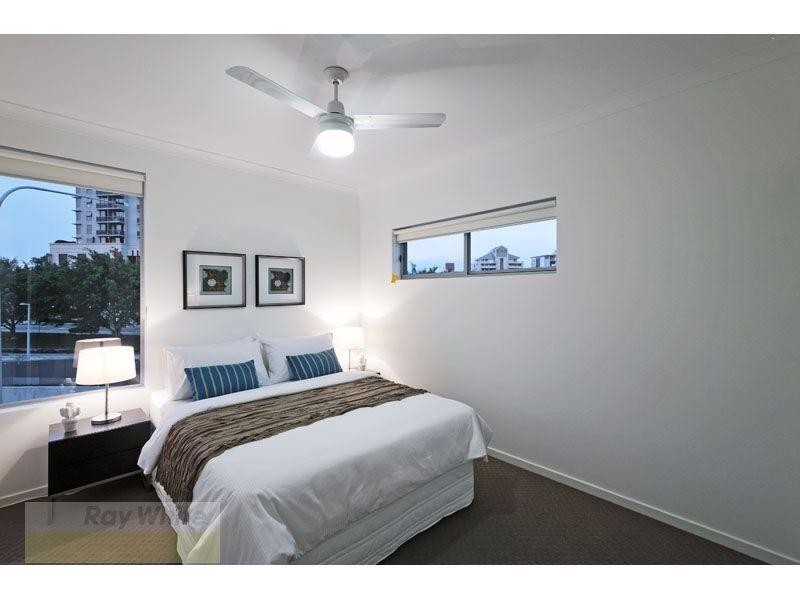 24 Rawlins Street, Kangaroo Point QLD 4169