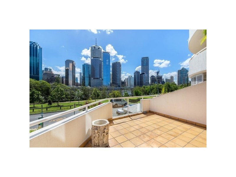 16 Bright Street, Kangaroo Point QLD 4169