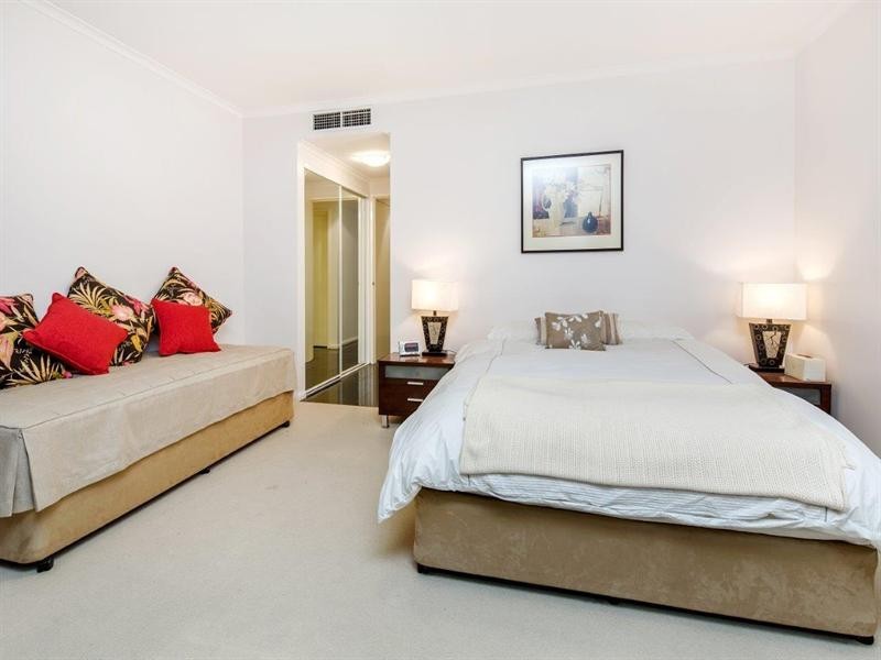 1/2 Goodwin Street, Kangaroo Point QLD 4169