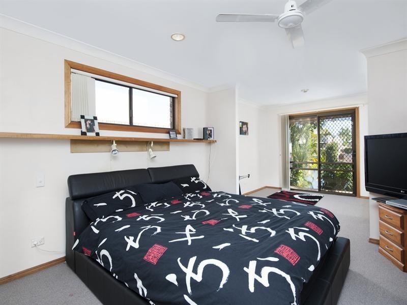12 Pebble Beach Drive, Runaway Bay QLD 4216