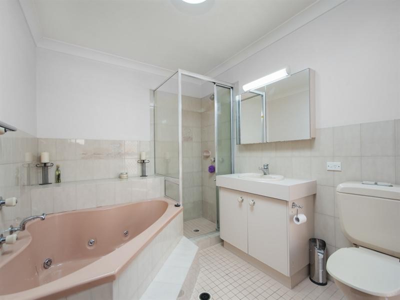 12 Pebble Beach Drive, Runaway Bay QLD 4216