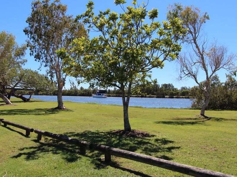 17 Coombe Avenue, Hope Island QLD 4212