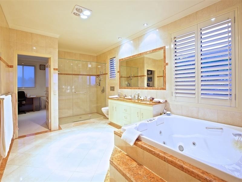 41 King Charles Drive, Sovereign Islands QLD 4216