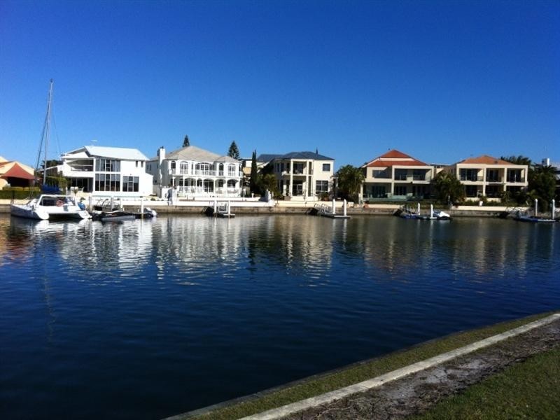 14 Queen Guineveres Place, Sovereign Islands QLD 4216