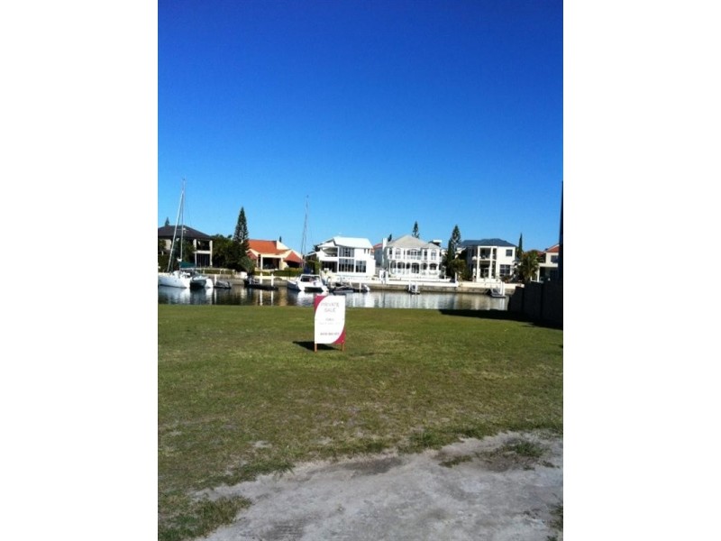 14 Queen Guineveres Place, Sovereign Islands QLD 4216