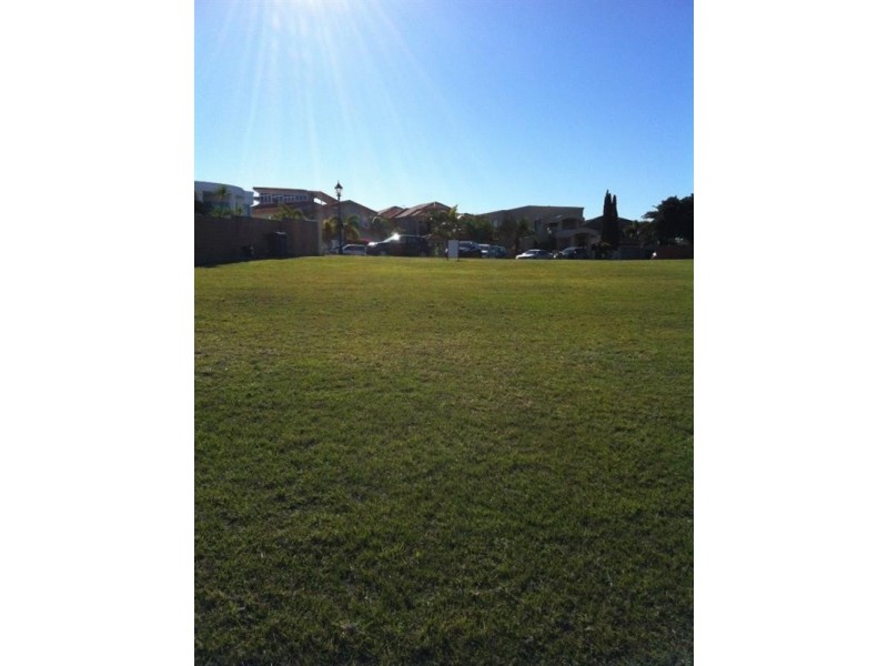 14 Queen Guineveres Place, Sovereign Islands QLD 4216