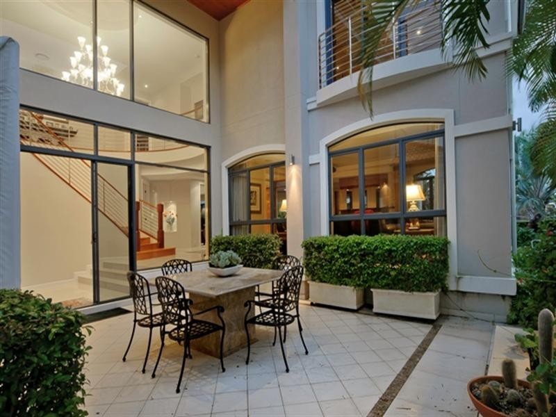 11 King James Court, Sovereign Islands QLD 4216