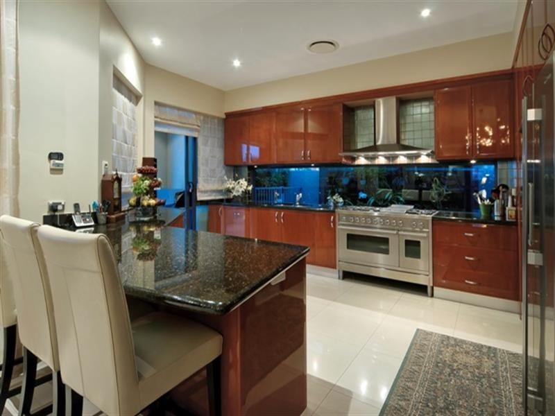 11 King James Court, Sovereign Islands QLD 4216