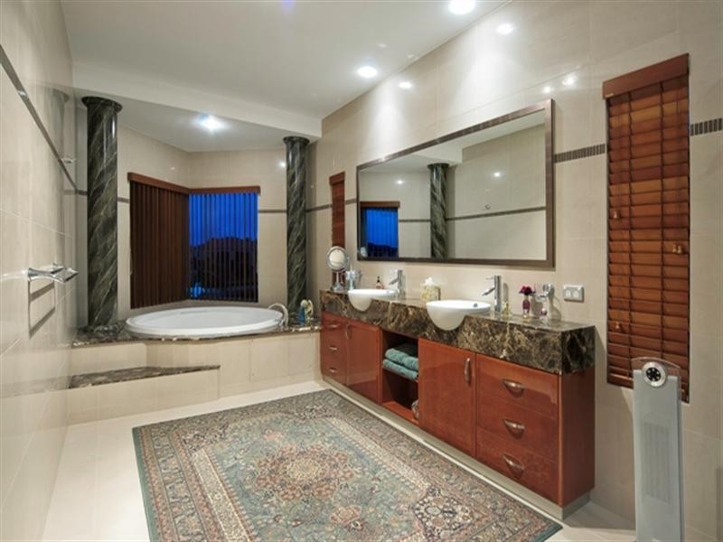 11 King James Court, Sovereign Islands QLD 4216