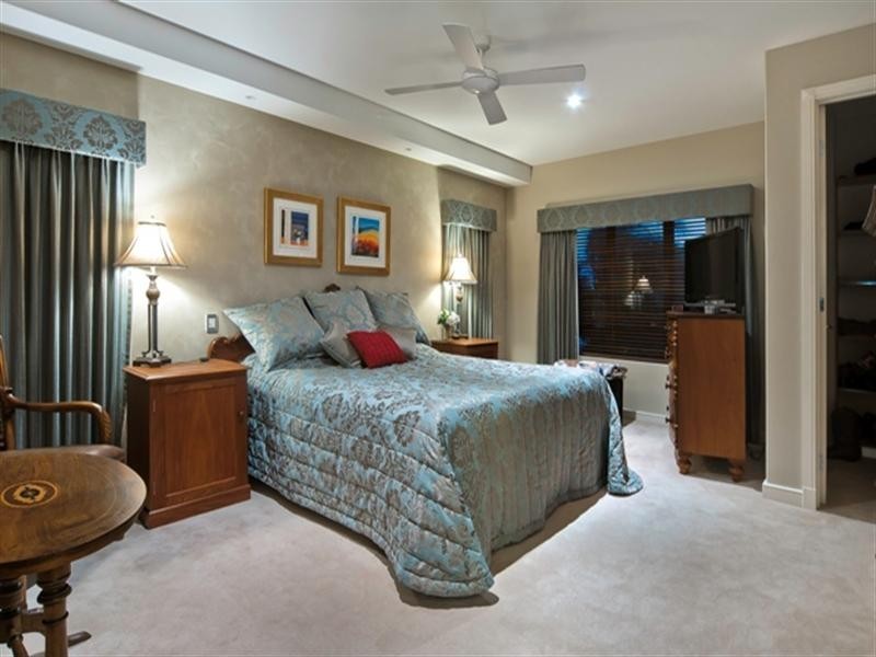 11 King James Court, Sovereign Islands QLD 4216