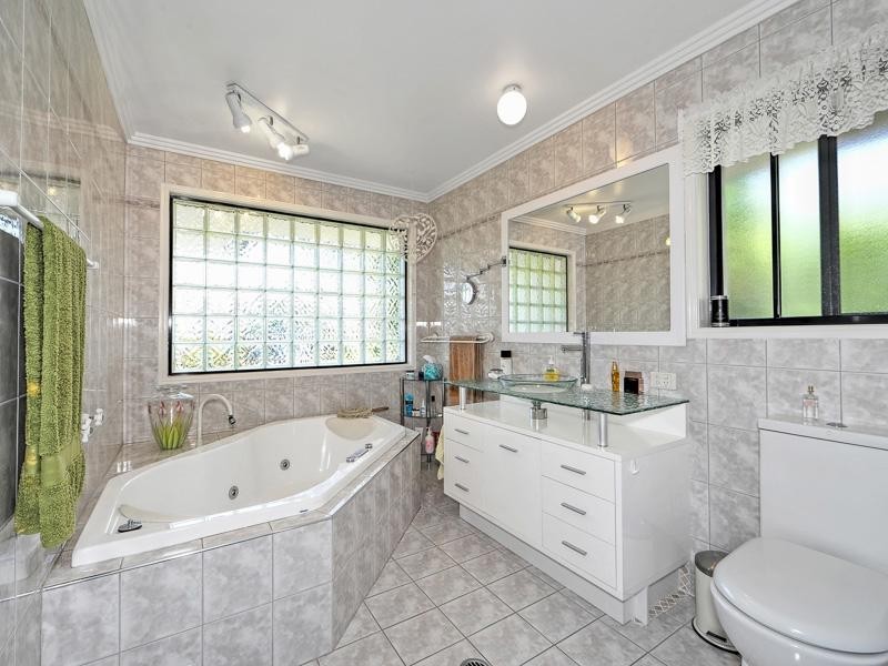 2 Glenwater Crescent, Helensvale QLD 4212