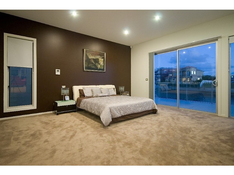 1 Royal Albert Crescent, Paradise Point QLD 4216