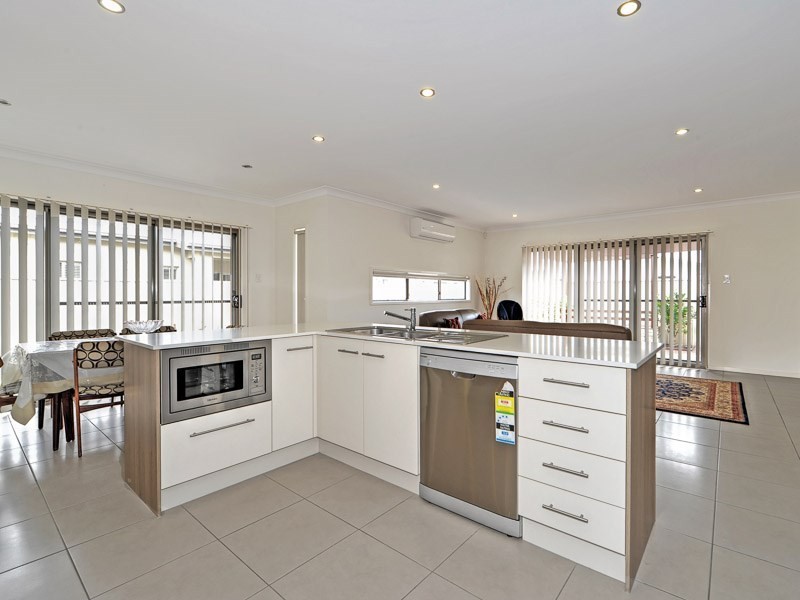 17 Rhodium Crescent, Hope Island QLD 4212