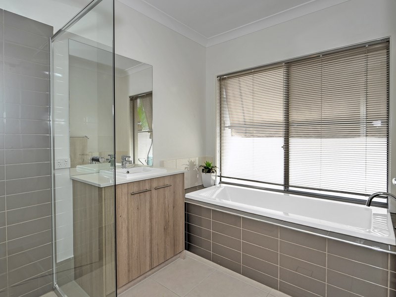 17 Rhodium Crescent, Hope Island QLD 4212