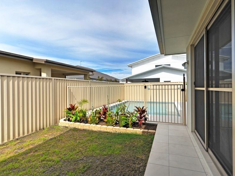 17 Rhodium Crescent, Hope Island QLD 4212