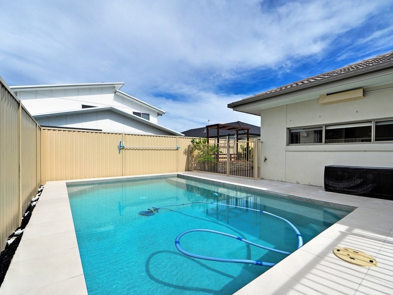 17 Rhodium Crescent, Hope Island QLD 4212