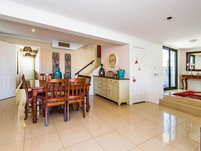 37 Oxley Drive, Paradise Point QLD 4216