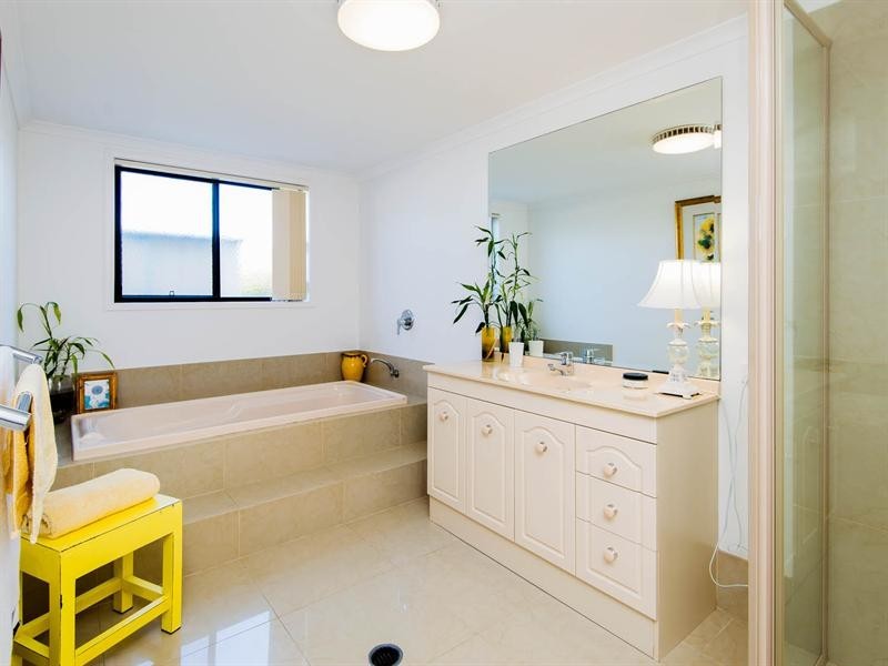 37 Oxley Drive, Paradise Point QLD 4216