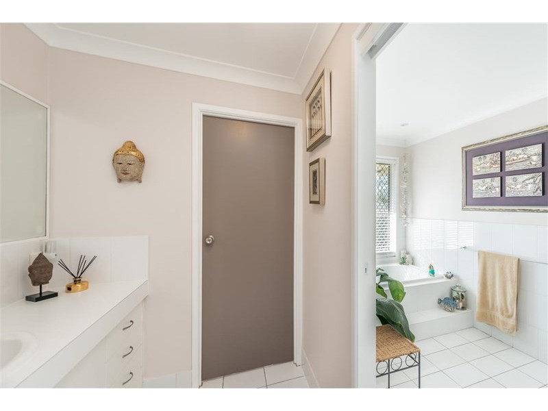 1 Crampton Court, Parkwood QLD 4214