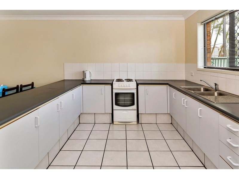 2/11 Frank Street, Labrador QLD 4215