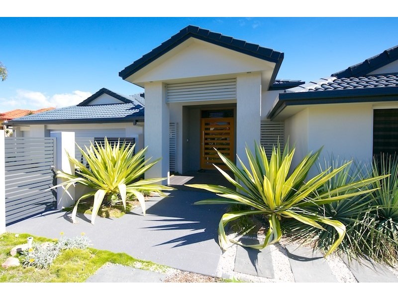 28 King Arthurs Court, Paradise Point QLD 4216