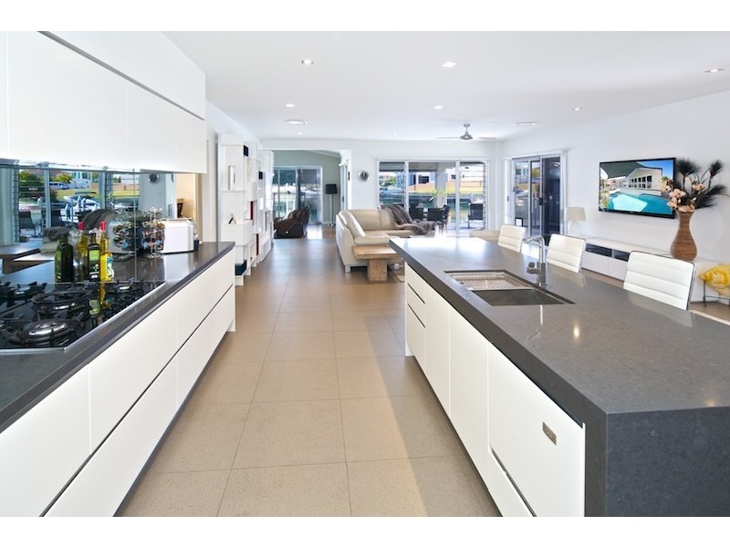 28 King Arthurs Court, Paradise Point QLD 4216